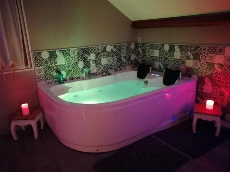 Ecrin D' Amour Suite Romantique Avec Jacuzzi Castels Exterior foto